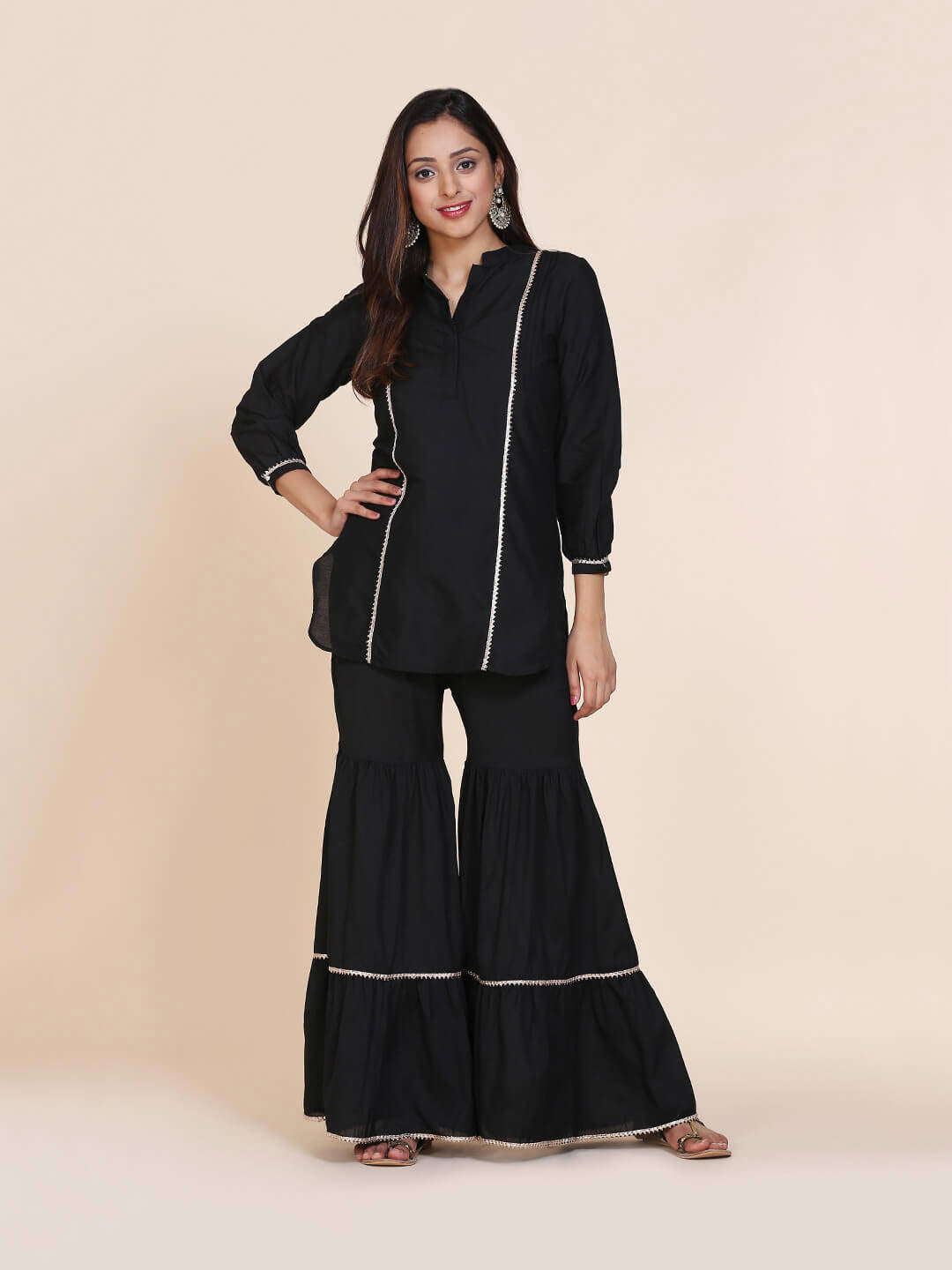 Side lace panels with pintuck details enables this kurta to be a  trendsetter amongst the crowd. This kurta has a perfect length to be paired  with a sharara and jhumkas.