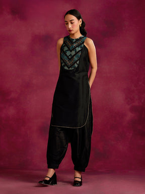 High-low hem kurta with pleated zari yoke Set- Black