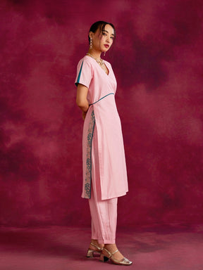 Straight kurta with contrast floral zari slits- Sakura pink