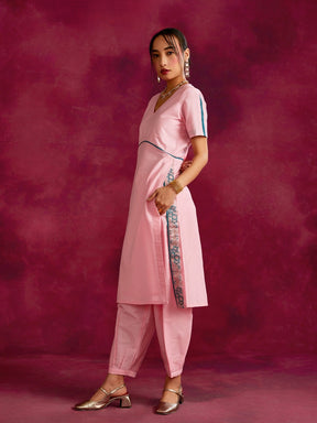 Straight kurta with contrast floral zari slits- Sakura pink