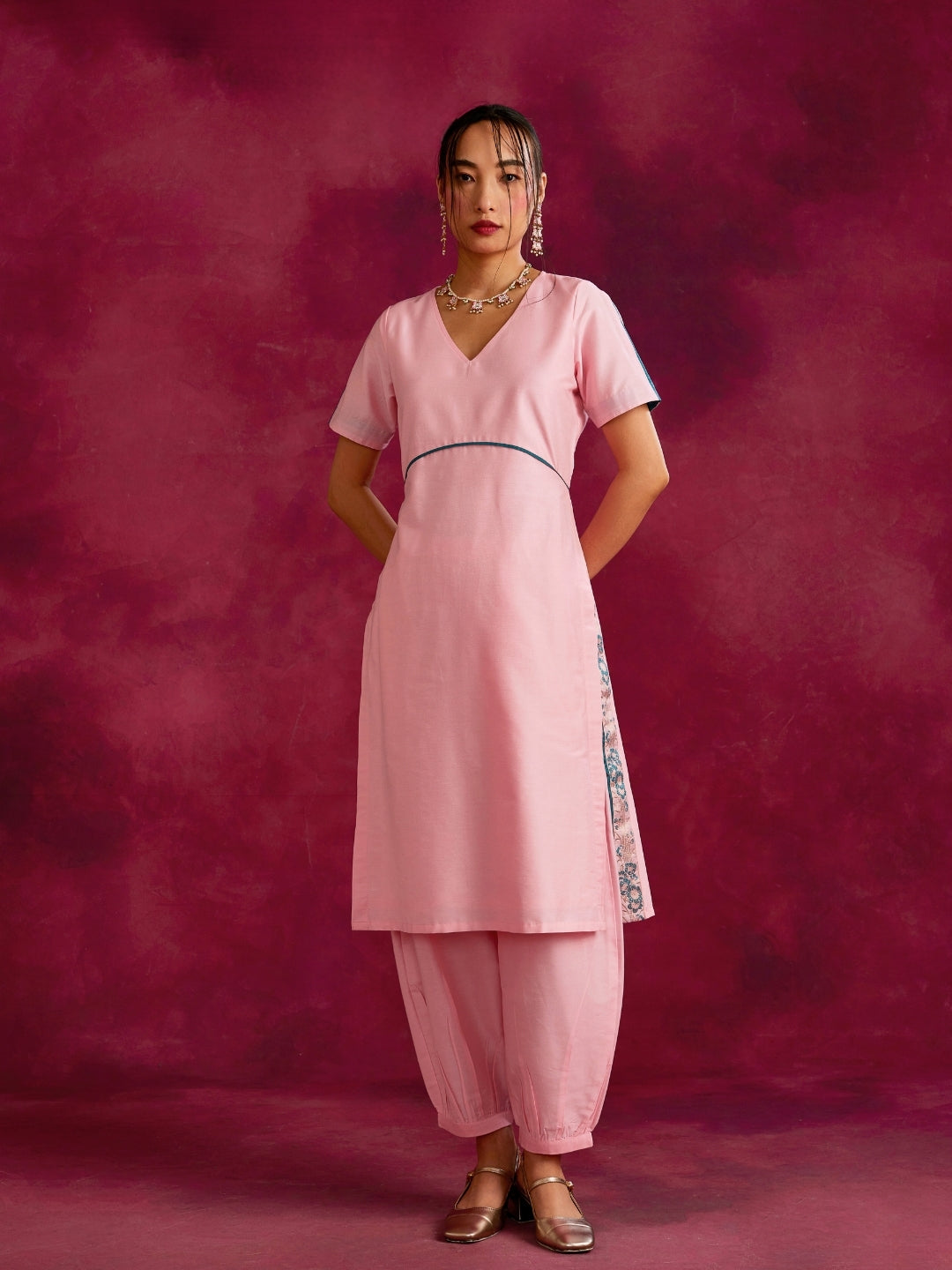 Straight kurta with contrast floral zari slits- Sakura pink