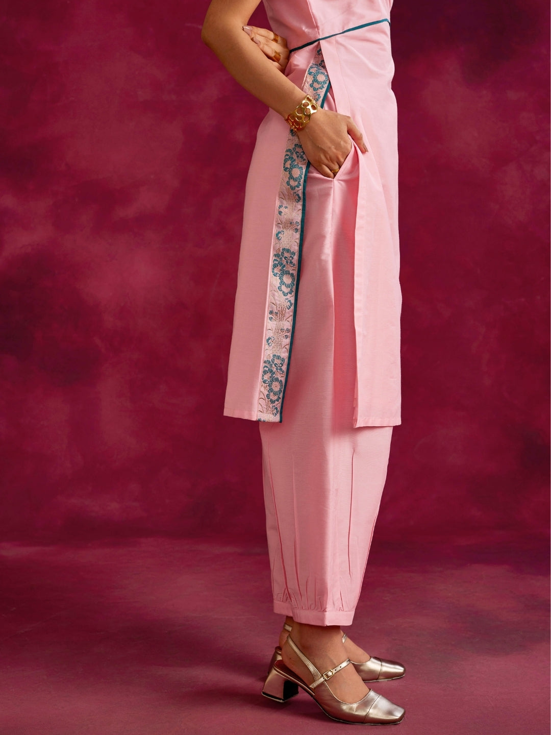 Straight kurta with contrast floral zari slits Set- Sakura pink