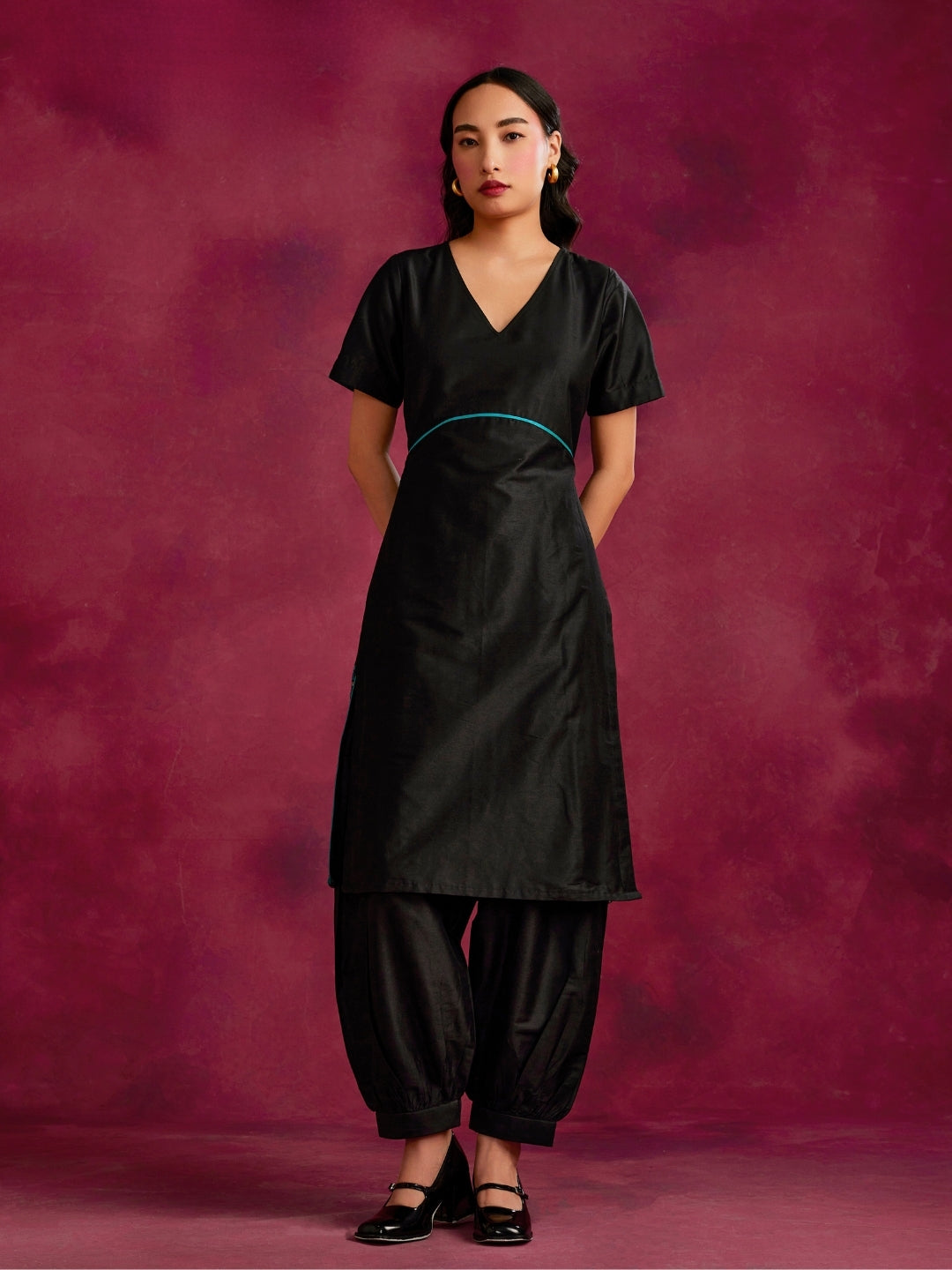 Straight kurta with contrast floral zari slits Set- Black