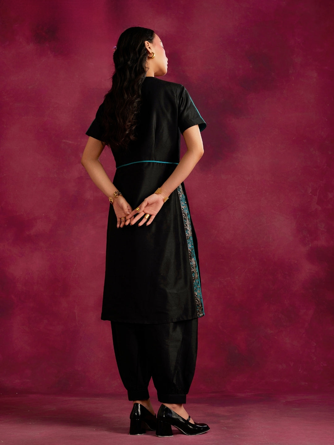 Straight kurta with contrast floral zari slits Set- Black