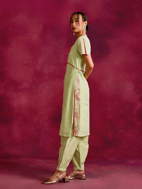 Straight kurta with contrast floral zari slits- Pistachio green