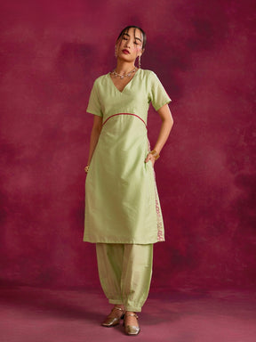 Straight kurta with contrast floral zari slits- Pistachio green