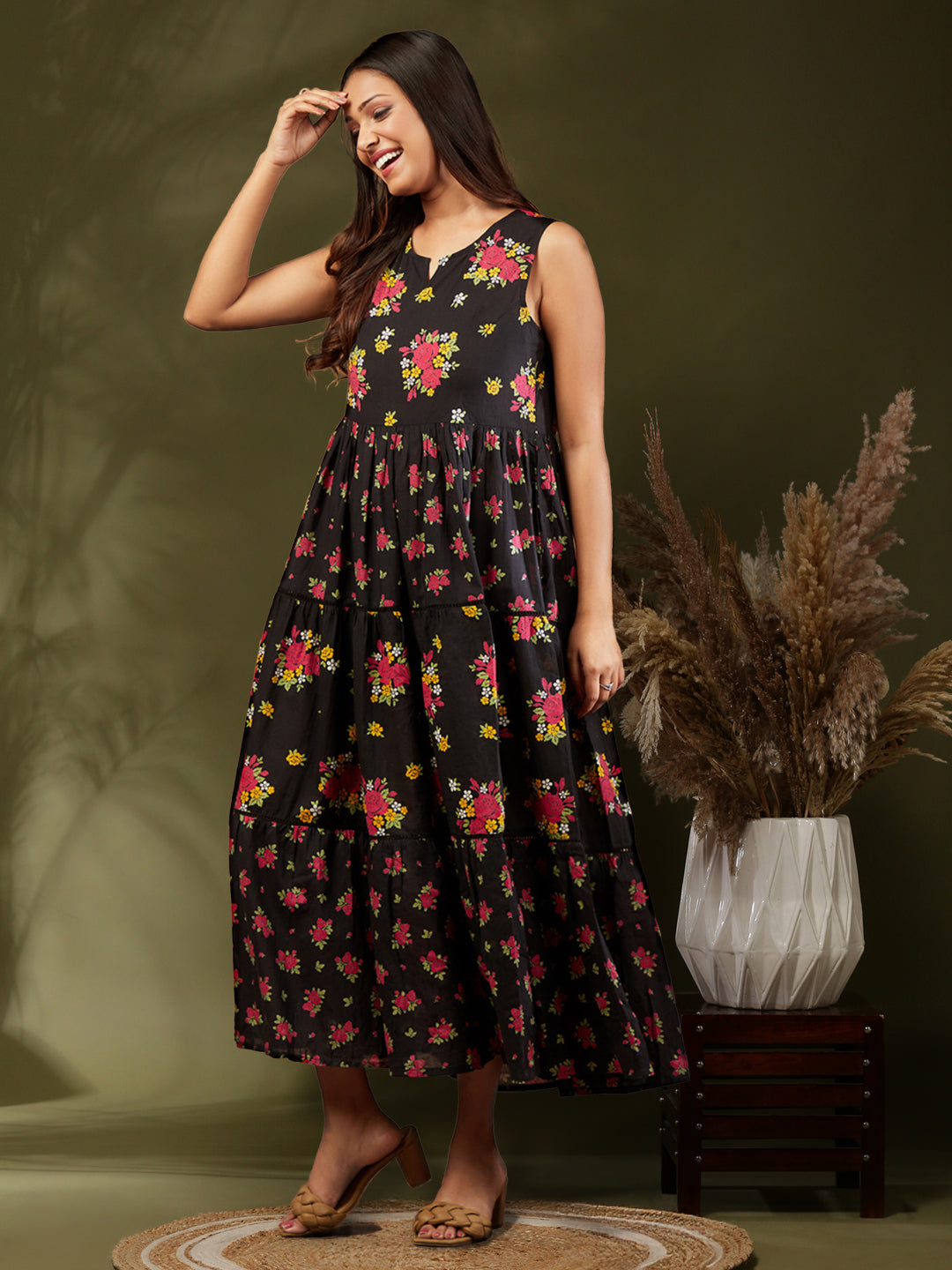 Sleeveless floral printed tier dress- black