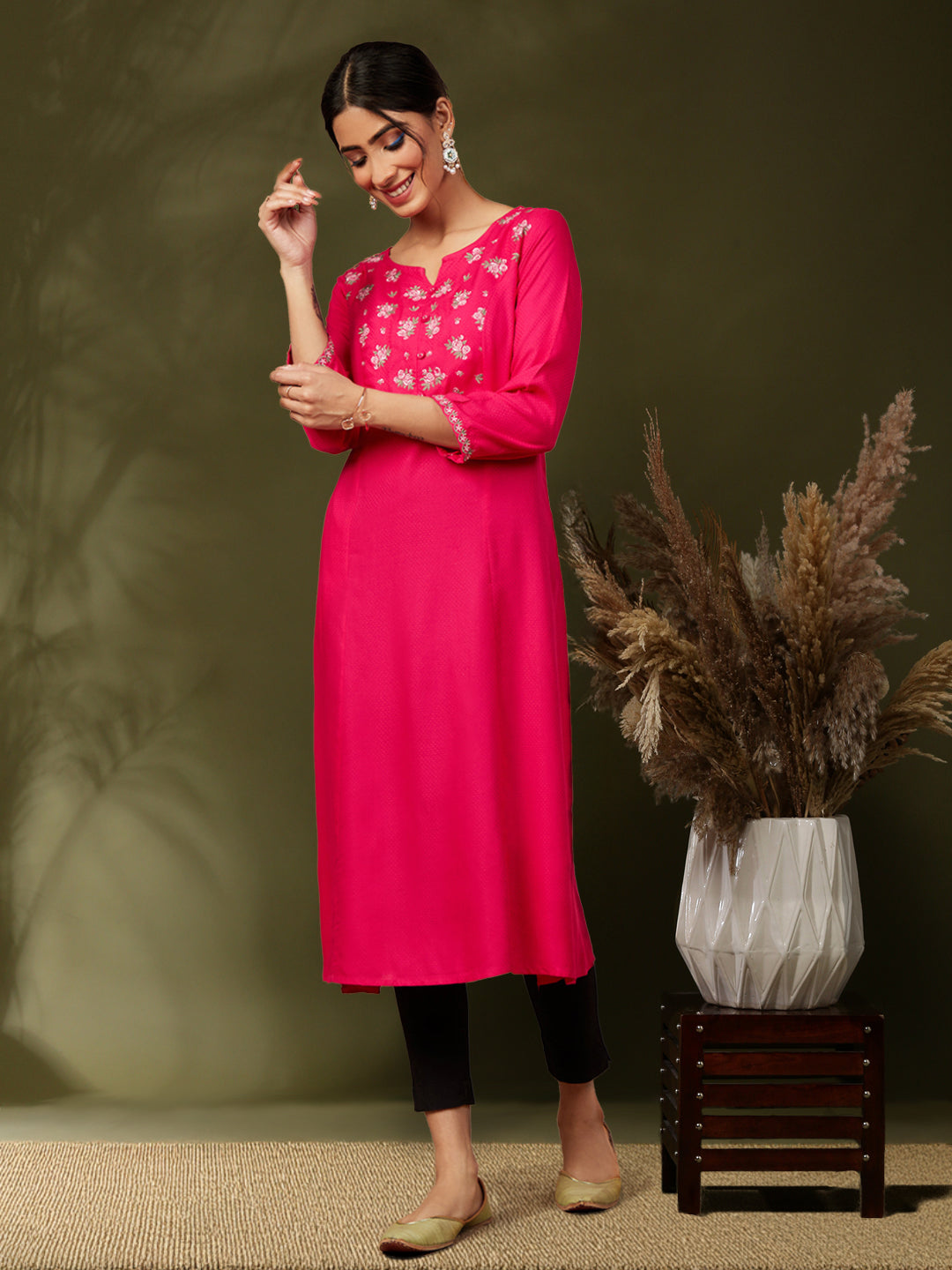 Solid kurta with floral yoke embroidery-Fuchsia