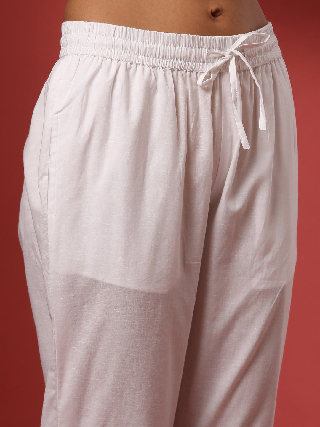 Regular straight pants with side buttons detail- white