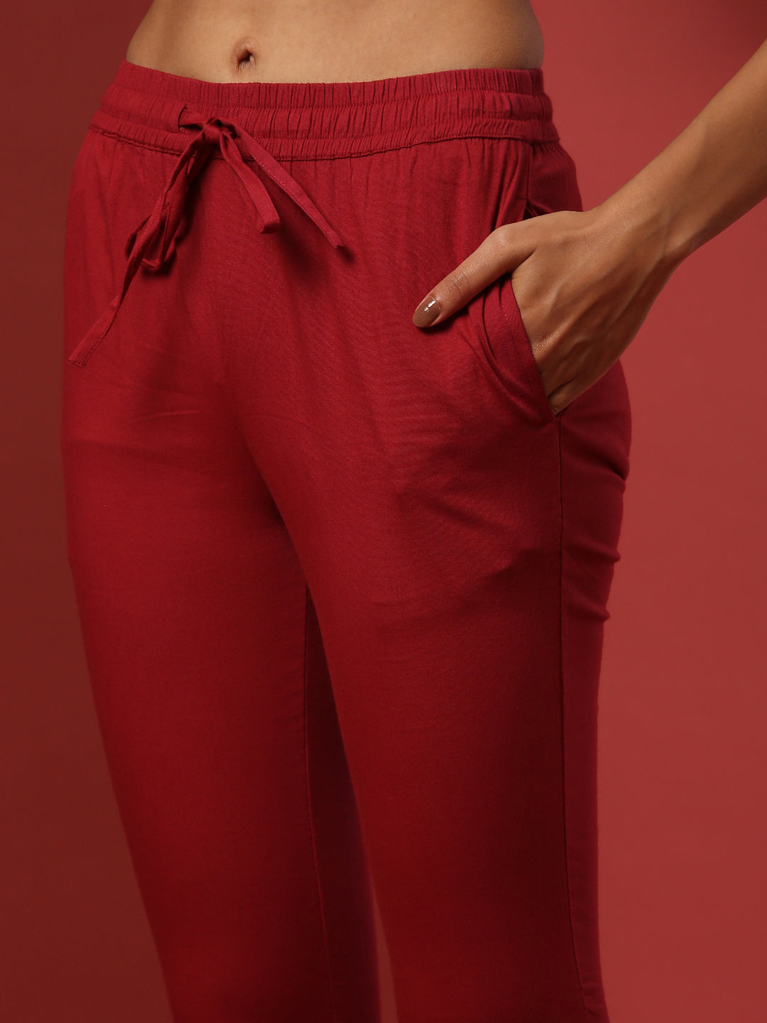 Fitted narrow  stretch pants with slits- red