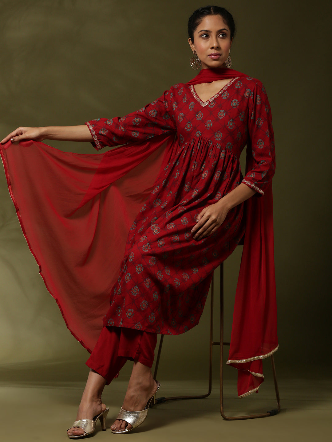 Printed 3pc kurta set with neck embroidery-red