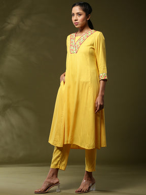 Floral yoke embroidered 3pc kurta set- yellow