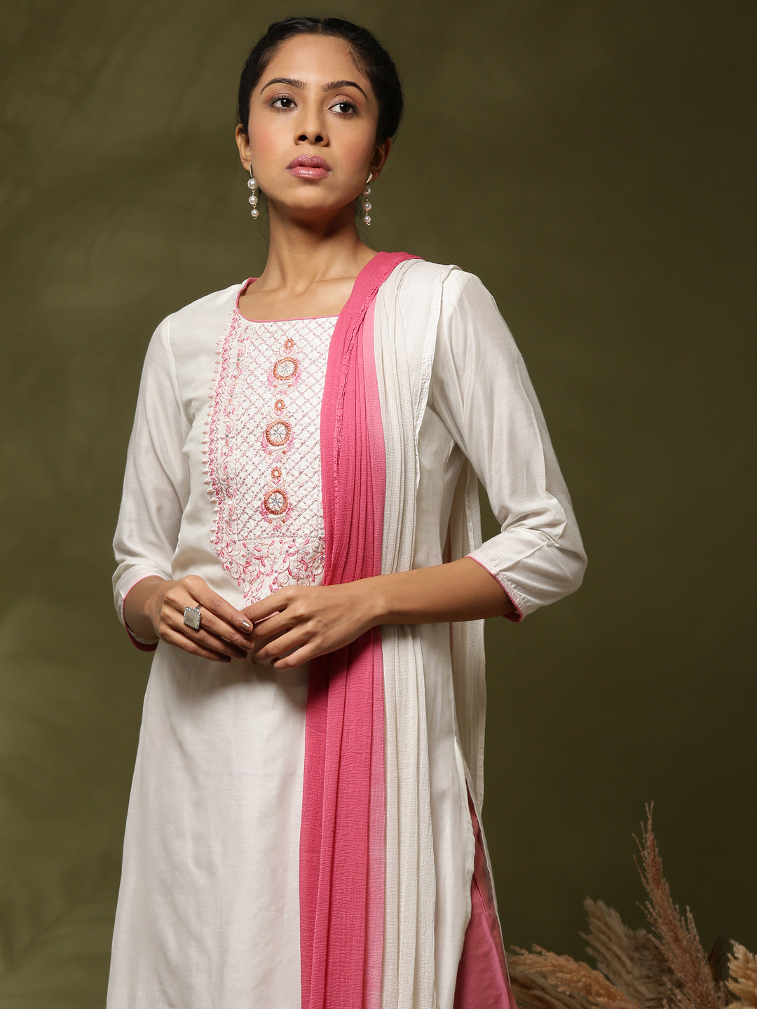 Embroidered 3pc kurta set- offwhite