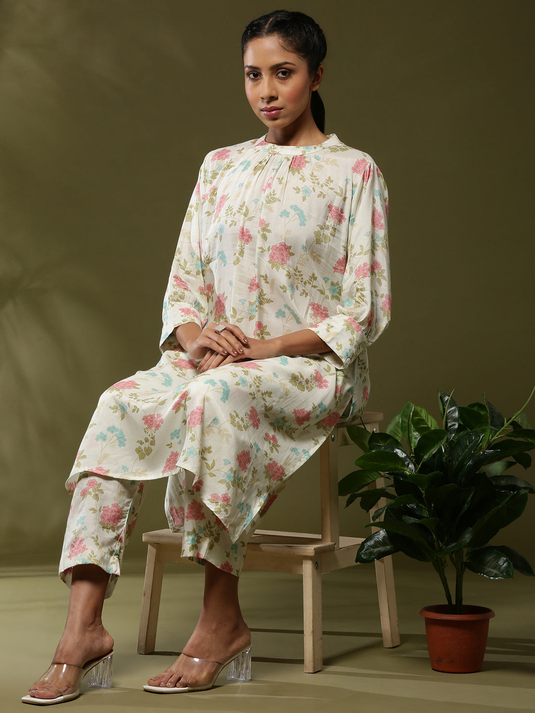 Close neck floral 2pc kurta set-offwhite