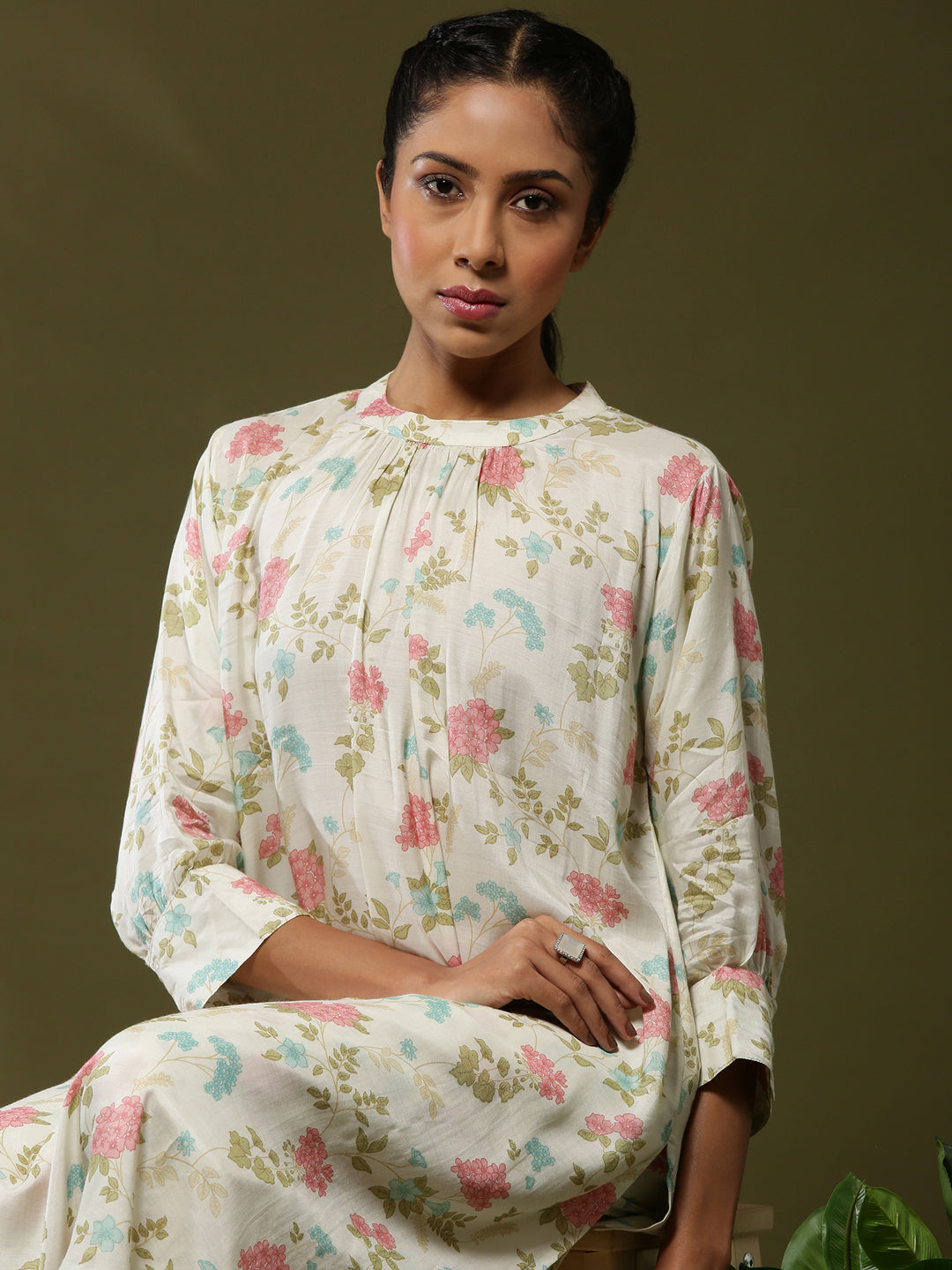 Close neck floral 2pc kurta set-offwhite