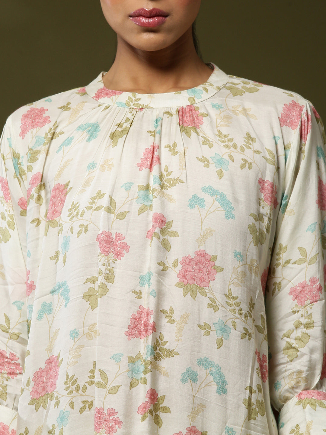 Close neck floral 2pc kurta set-offwhite