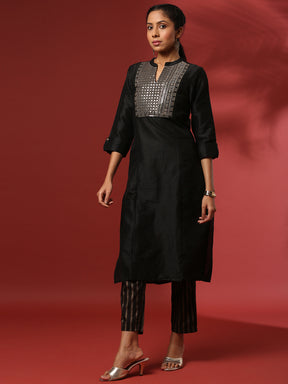 Embroidered 2pc kurta set